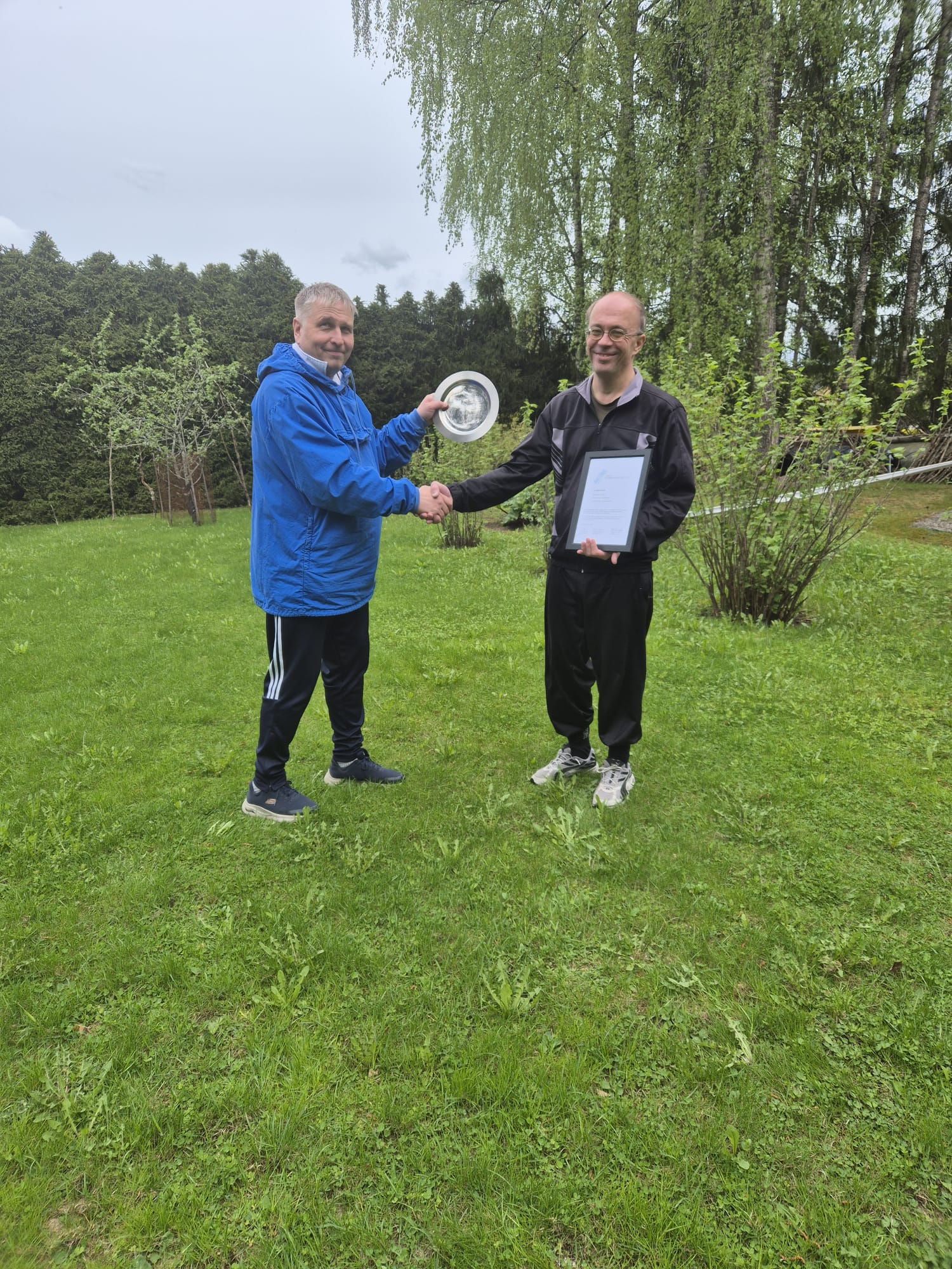 Lahden Suomalainen Klubi ry 24.05.2025 Vuoden klubilainen lautasen ja kunniakirjan luovutus